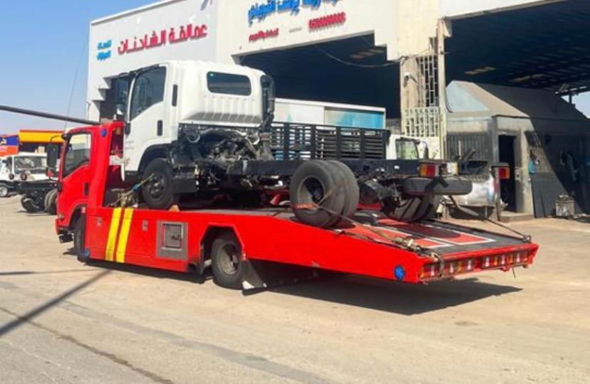 سطحة حمراء تنقل شاحنة في المدينة المنورة